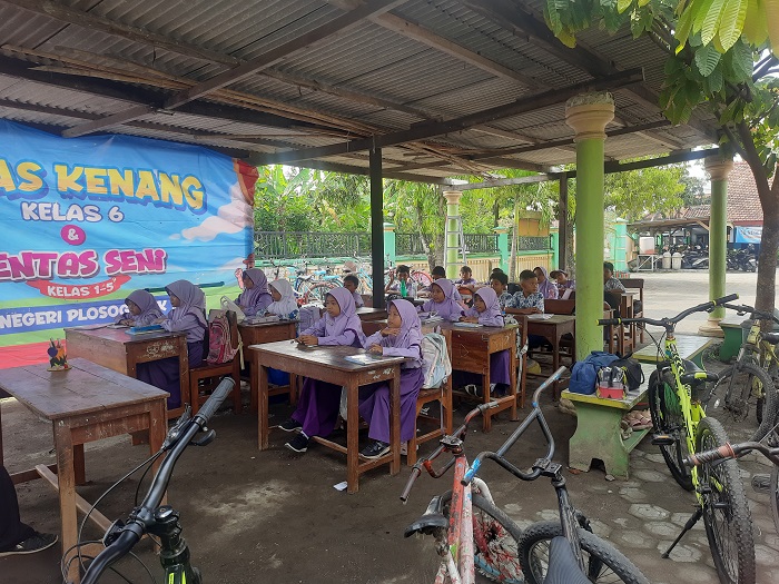 RUSAK PARAH: Kondisi ruang kelas SDN Plosogenuk 1 Kecamatan Perak atapnya ambrol dan dikosongkan, Rabu (5/11).