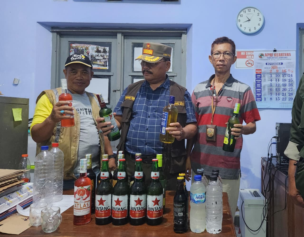 DISITA: Puluhan botol miras berhasil diamankan pada operasi simpatik Rabu (5/11) malam.