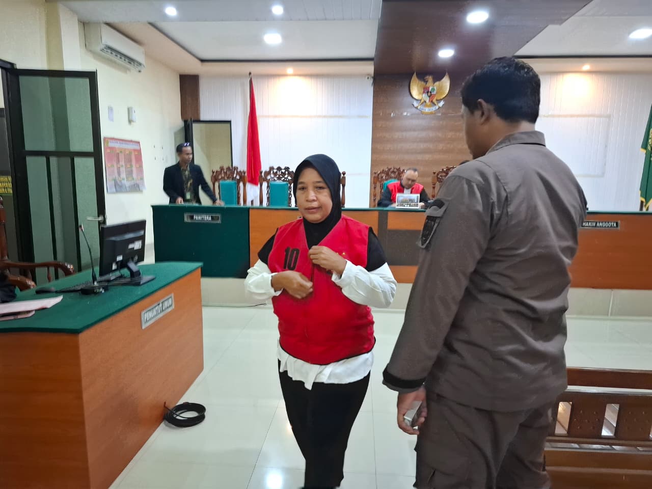 Fauziah Priati Ningsih, 47, perempuan yang membunuh suami sirinya Lukman Haqim, 44, di rumah kontrakan Dusun Karangtengah, Desa Johowinong, Kecamatan Mojoagung Jombang menjalani sidang perdana (6/11).