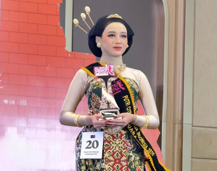 CANTIK: Siswi MTsN 3 Jombang, Zara Qoreena Alexa Cindarbumi, juara 1 Putri Batik Remaja Nasional 2025 dan juara 2 Putri Citra Indonesia 2025 kategori remaja.  &nbsp;