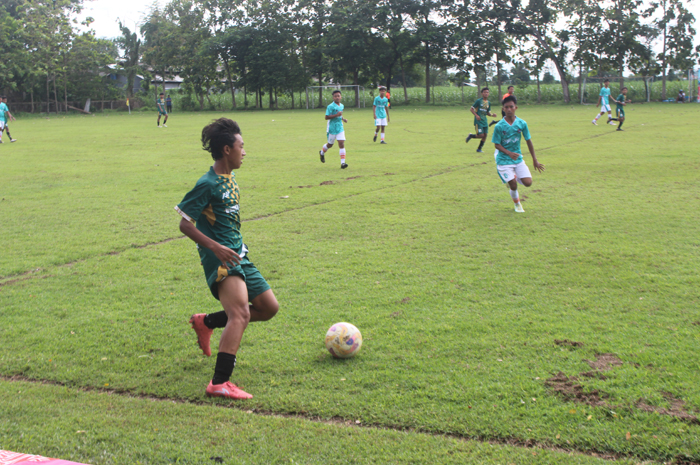 JUARA: Pemain SMPN 1 Jombang menerima trofi juara di lapangan Desa Keras Kecamatan Diwek, Kamis (6/11).  &nbsp;