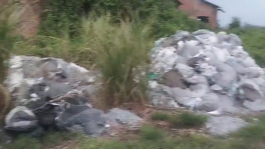 Tumpukan limbah b3 jenis abu aluminium di Pungging, Mojokerto yang diduga berasal dari Jombang