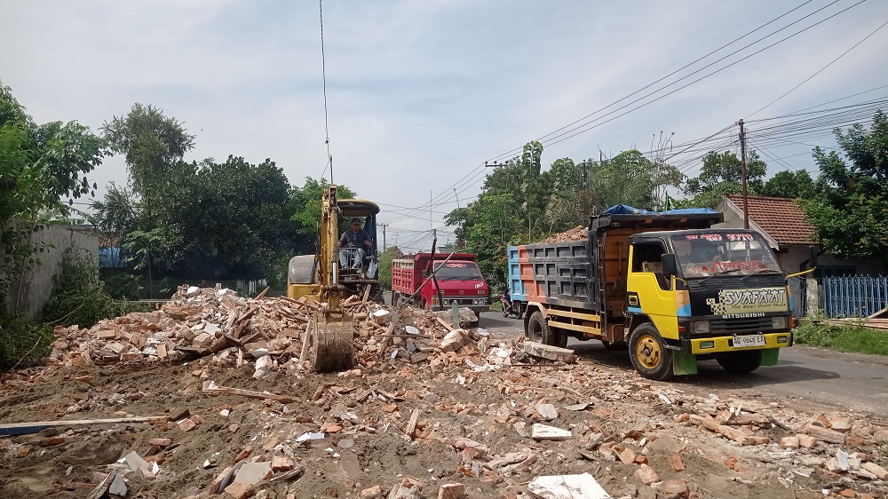 Gedung PKK Desa Mancar, Peterongan Jombang Dirobohkan demi pembangunan pabrik mainan