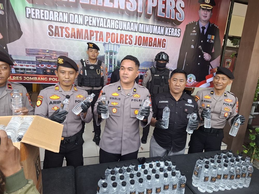 Polisi menunjukkan barangbukti miras jenis arak yang berhasil digagalkan penyelundupannya di Jombang