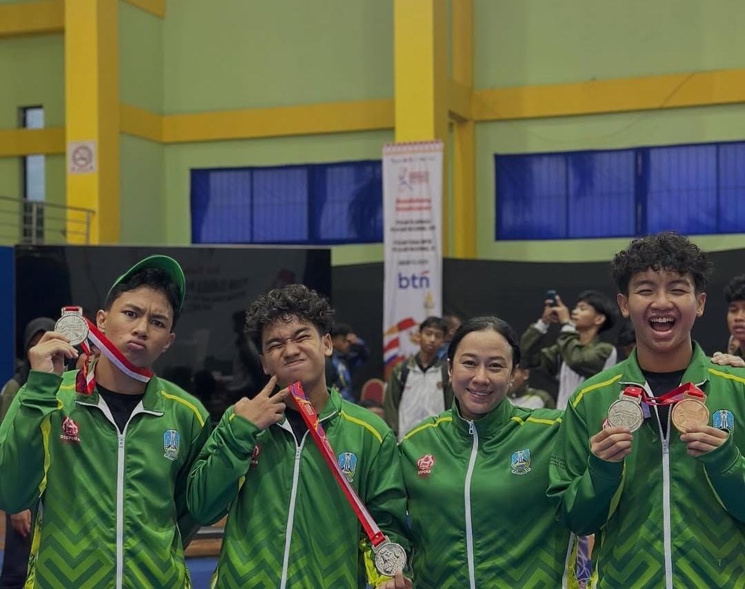 Malvian Dwi Aprilio, Ahmad Algebra, dan M. Eyzar Rifqi meraih medali perak kata beregu putra Popnas 2025 di Jakarta (1-10/11).