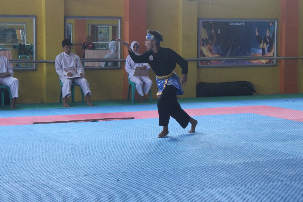 Fatecha Ahmad Al Faiq dari SMPN 1 Jombang meraih juara 1 solo kreatif dan juara 2 tunggal wajib IPSI saat tampil di Dojo Mahameru, Rabu (5/11).
