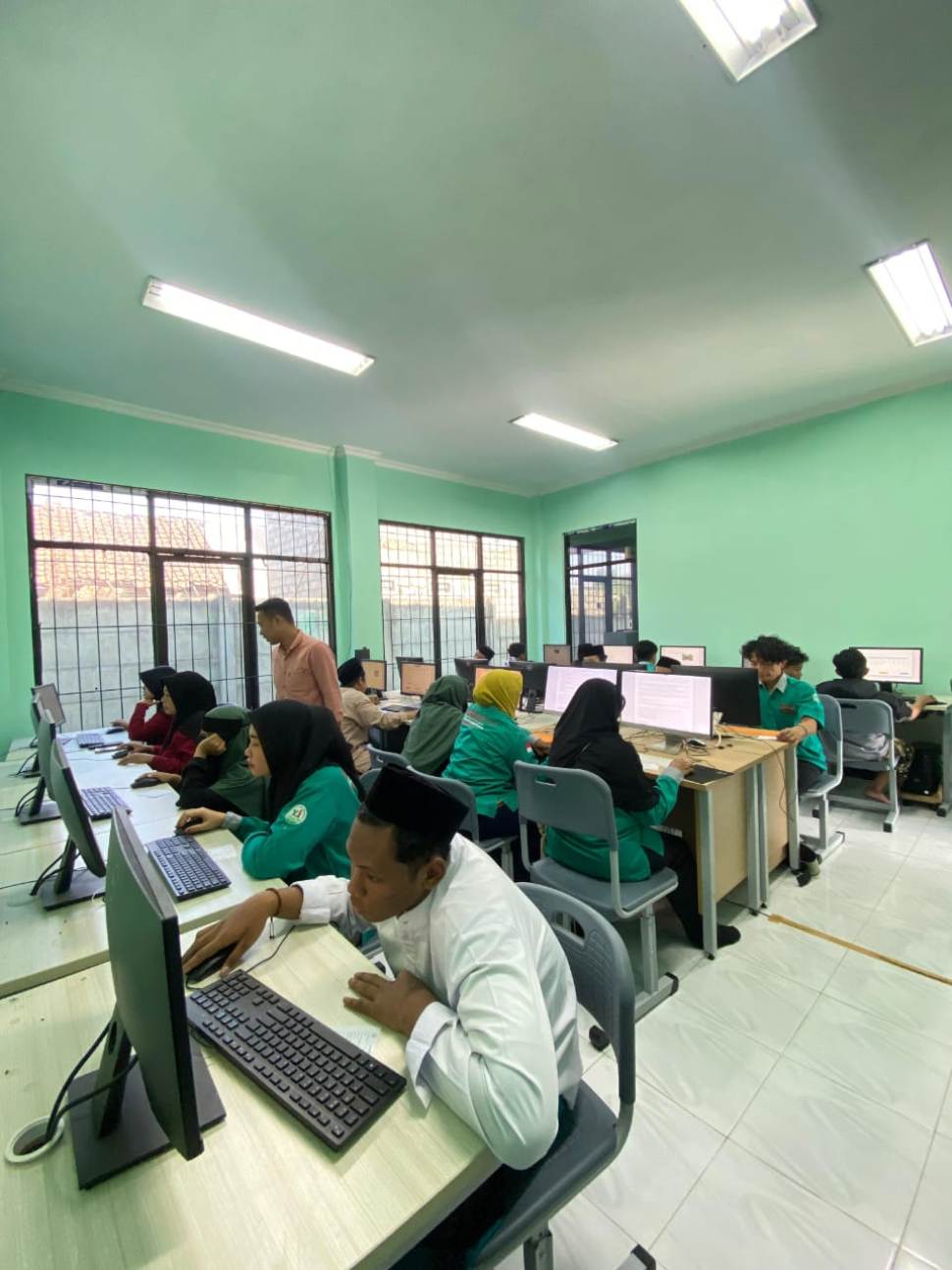 Siswa PKBM Yalatif saat mengikuti kegiatan di lab komputer (19/8).