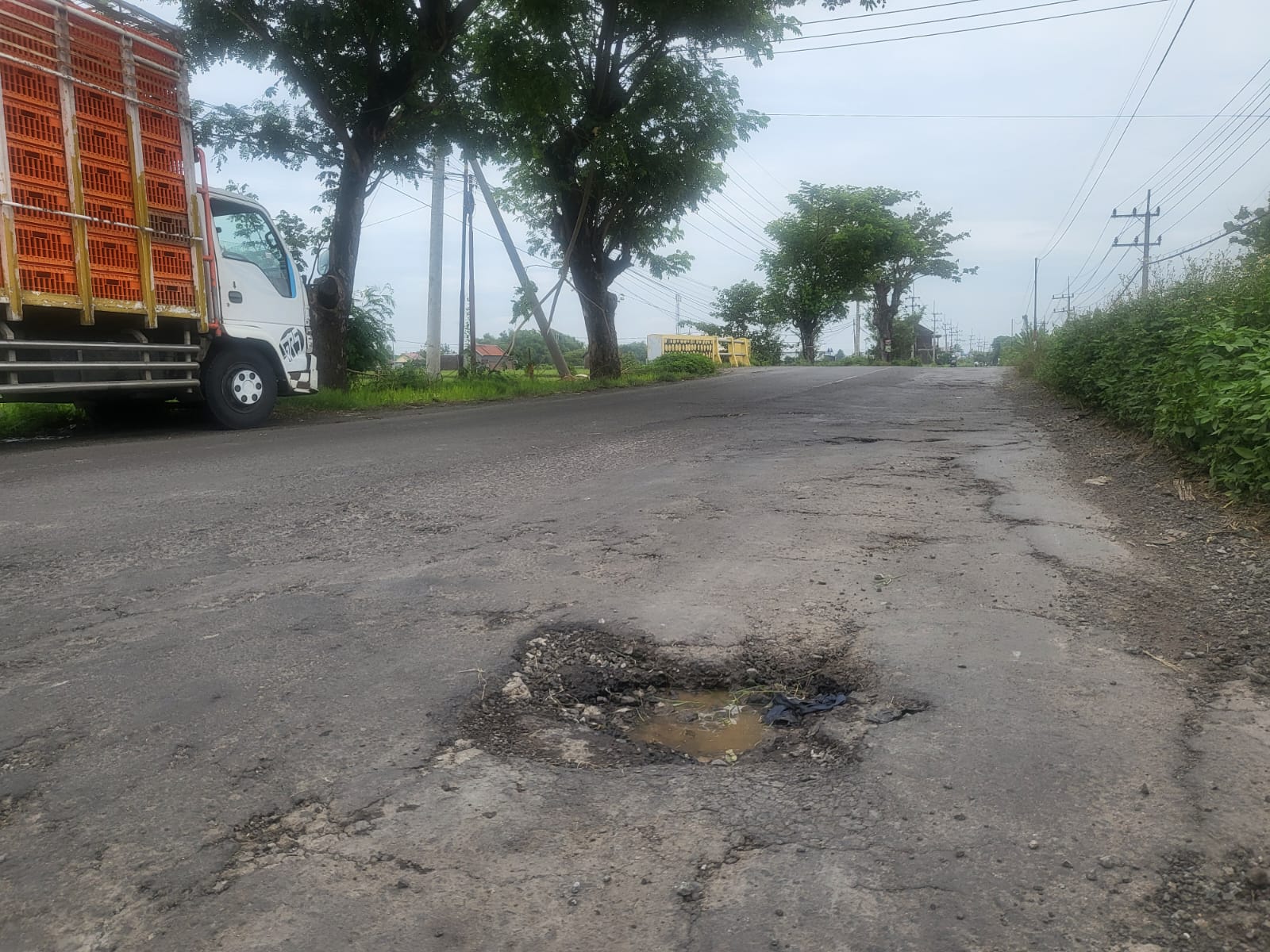 Kondisi jalan kabupaten ruas Mojoagung Mojoduwur yang masih rusak