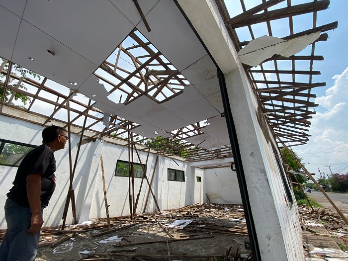   DIRATAKAN: Kondisi gedung PKK Desa Mancar Kecamatan Peterongan sebelum dirobohkan, Jumat (7/11). 