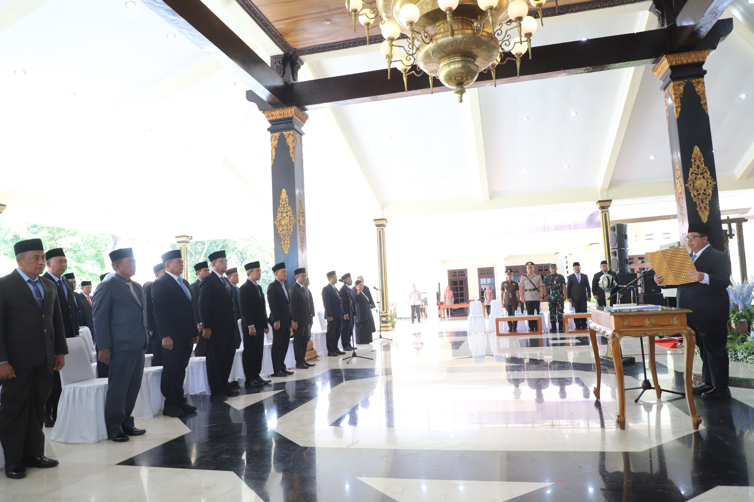 &nbsp;  DILANTIK: Bupati Jombang Warsubi melantik pejabat eselon II dan IV hasil selter dan mutasi di Pendopo Kabupaten, Jumat (7/11).  &nbsp;