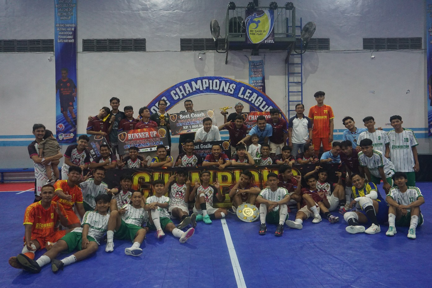 PARA PEMENANG: Tim juara dan peraih gelar individu liga member OFS 2025 berfoto bersama di lapangan OFS Futsal Center, Desa Morosunggingan, Kecamatan Peterongan, Mi