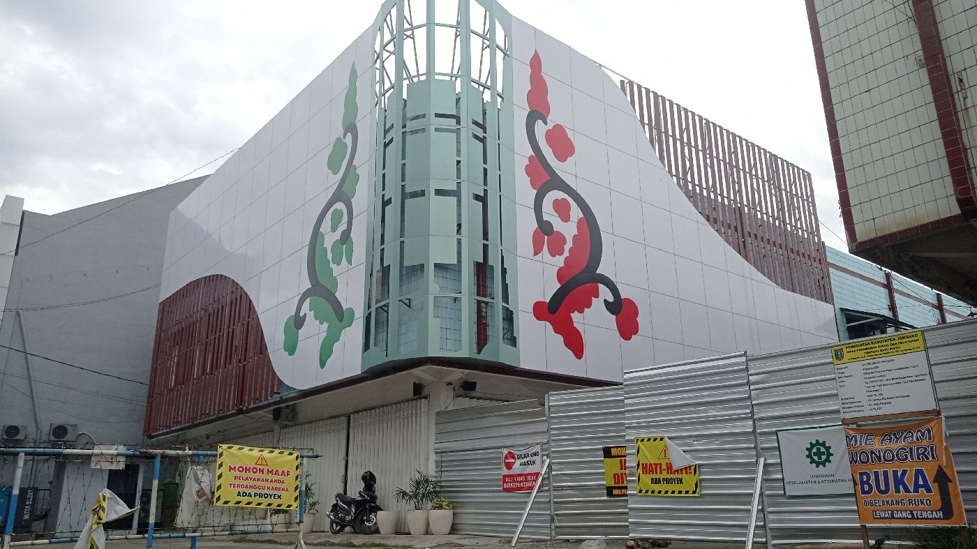 Pengerjaan proyek rehabilitasi Mal Pelayanan Publik (MPP) Jombang di Ruko Simpang Tiga Mojongapit terus dikebut