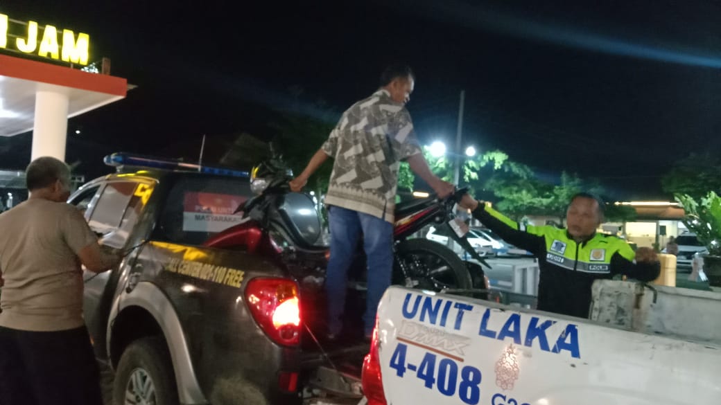 Kecelakaan tunggal terjadi di Jalan Raya Desa Mojojejer, Kecamatan Mojowarno, Kabupaten Jombang, Sabtu (8/11) malam.