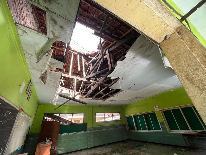 &nbsp;  RUSAK BERAT: Kondisi salah satu gedung SDN Plosogenuk 1 Kecamatan Perak rusak berat, Jumat (7/11).  &nbsp;