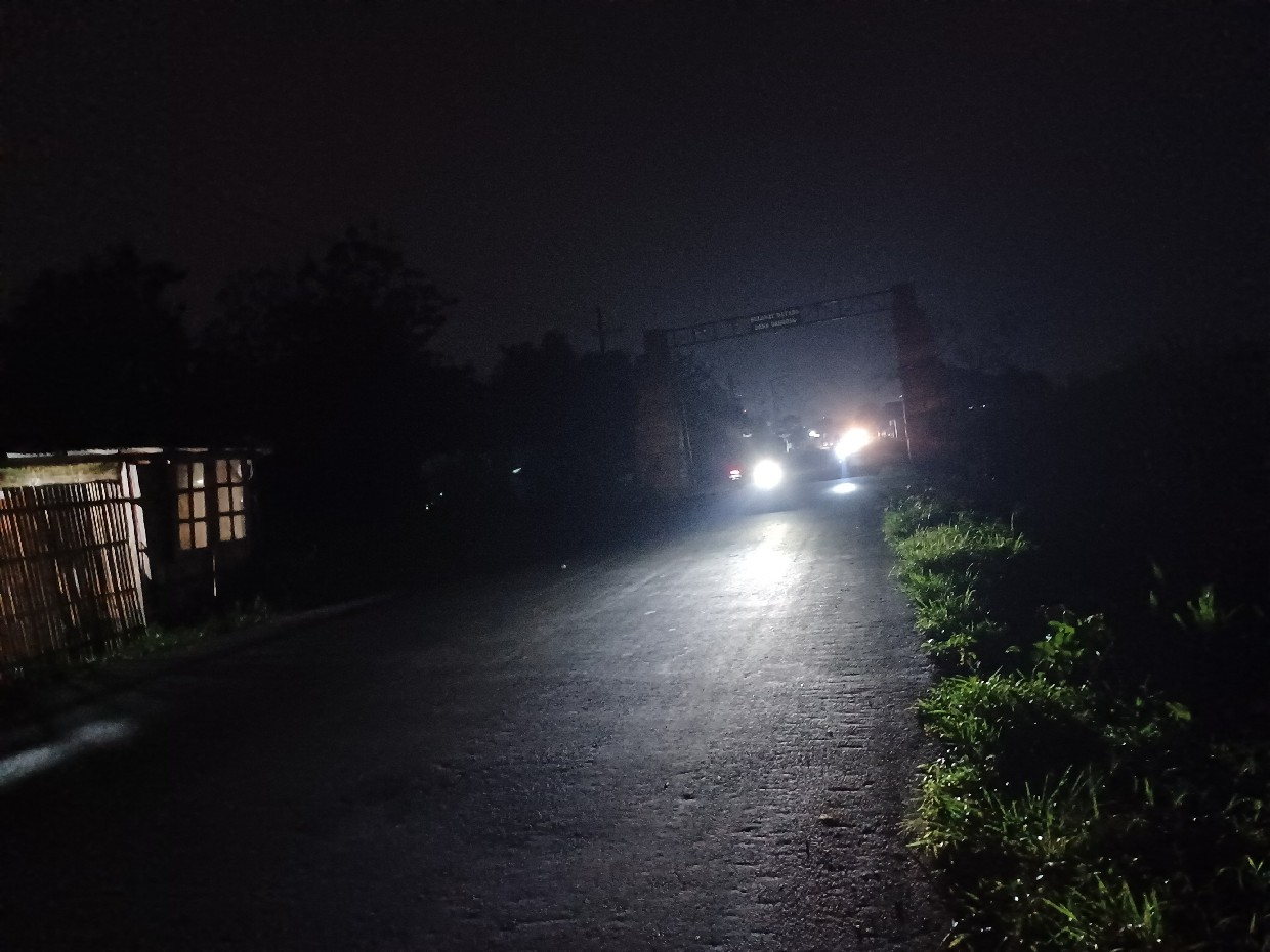 GELAP: Kondisi PJU di jalan kabupaten ruas Ceweng-Kalianyar Desa Bandung, Kecamatan Diwek yang padam, (8/11) malam.