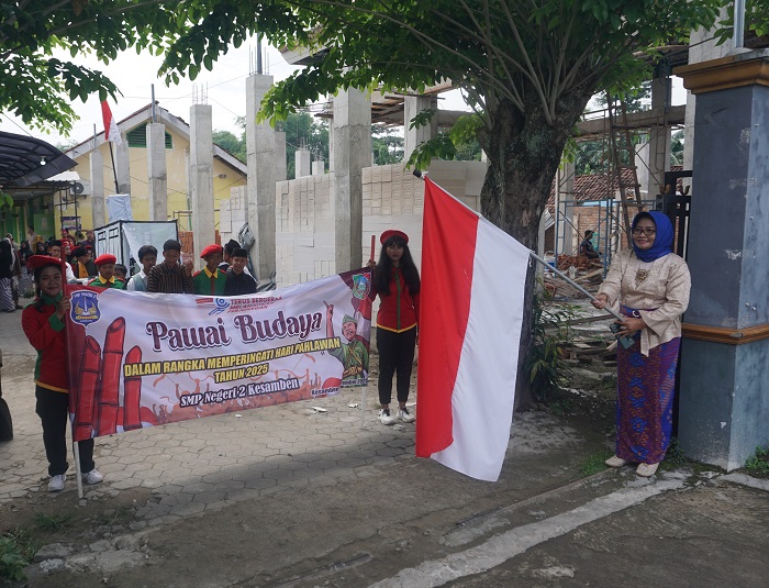 PERINGATI HARI PAHLAWAN: Kepala SMPN 2 Kesamben Nur Chasanah MPd, memberangkatkan para siswa peserta pawai budaya, Senin (10/11) siang.