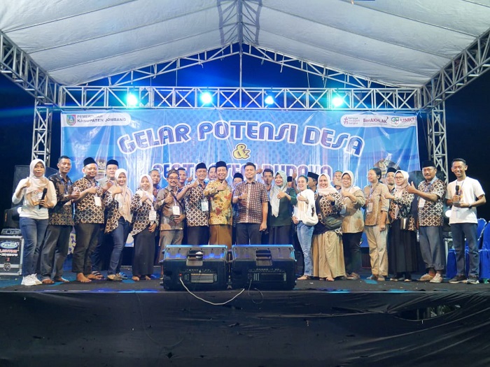 SUKSES: Kepala Desa Karangpakis Joko Risdianto mendampingi seluruh tamu undangan dan panitia acara Gelar Potensi Desa dan Pentas Seni Budaya Kecamatan Kabuh, Sabtu