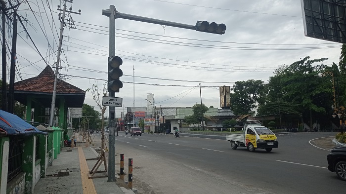 PADAM: Kondisi lampu TL di Jl Gus Dur yang tak lagi fungsi (9/11).