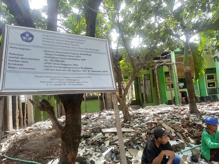 DIKEBUT: Proyek revitalisasi di SMPN 3 Mojoagung (3/11).  &nbsp;