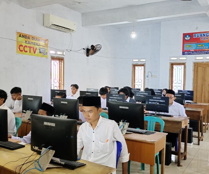 DISIPLIN: Siswa Paket C mengikuti TKA di PKBM Insan Mulia Diwek, Sabtu (8/11).  &nbsp;