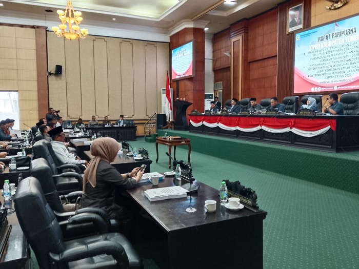 SERIUS: DPRD menggelar rapat paripurna nota penjelasan bupati terkait RIPPARKAB Jombang 2025&ndash;2045, kemarin.  &nbsp;