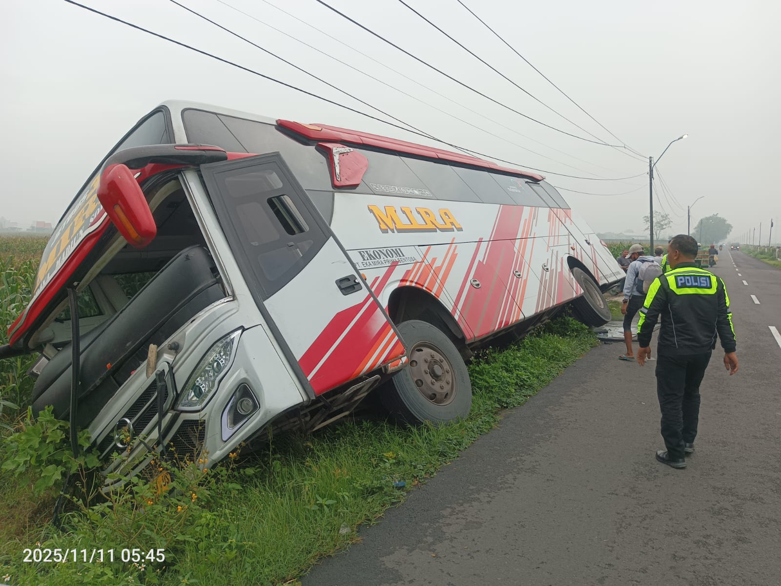 Sebuah bus PO Mira mengalami kecelakaan tunggal di Jl Romly Tamim Desa Sumbermulyo, Kecamatan Jogoroto, Kabupaten Jombang, Selasa, (11/11) dini hari.