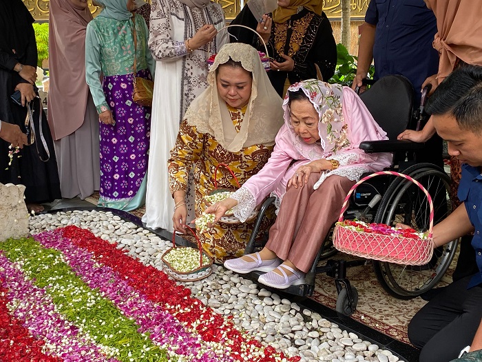 KENANG PERJUANGAN: Istri Presiden ke-4 Republik Indonesia K H Abdurrahman Wahid (Gus Dur), Hj Sinta Nuriyah, berziarah ke makam suaminya di kompleks Pondok Pesantren Tebuireng, Jombang, Selasa (11/11)