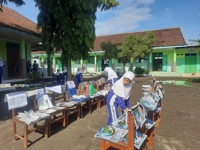 DIJEMUR: Ratusan buku SDN Jombatan 6 Kecamatan Jombang rusak akibat hujan dan angin kencang Senin (10/11).