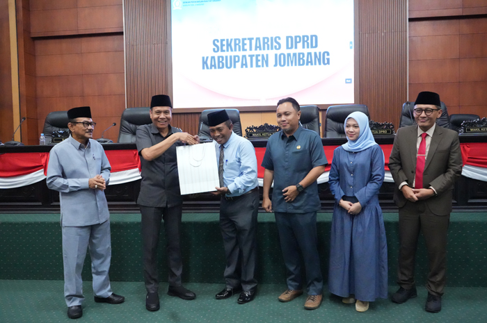 SUKSES: Serah terima jabatan sekretaris DPRD Jombang, Senin (10/11).  &nbsp;  &nbsp;