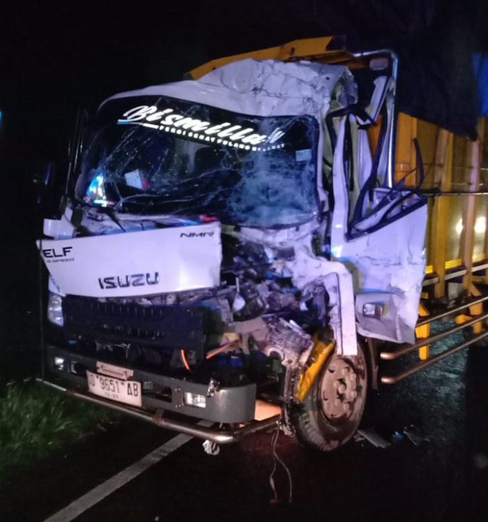 Kecelakaan maut antara dua truk terjadi di Jalur Arteri Nasional Madiun&ndash;Surabaya, tepatnya di Desa Bandar Kedungmulyo, Kecamatan Bandar Kedungmulyo, Kabupaten Jombang, Selasa (11/11) malam.