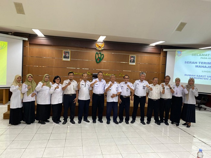 KOMPAK: Direktur RSUD Jombang, dr Pudji Umbaran MKP, bersama pejabat manajerial kemarin (12/11).