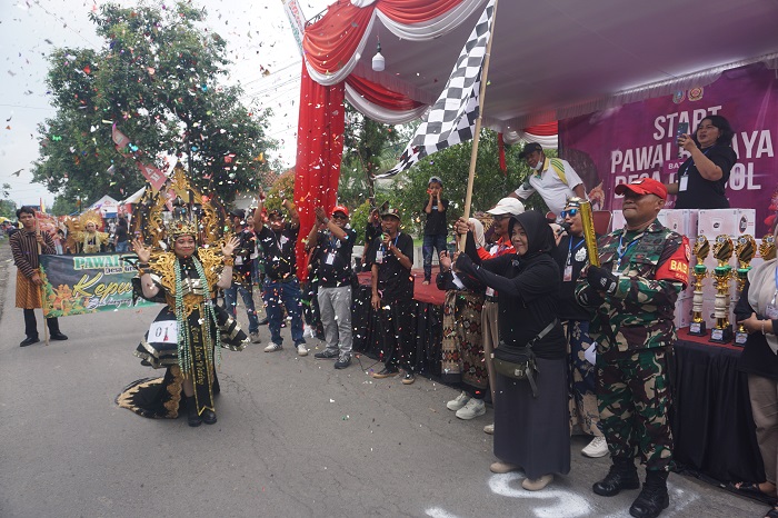MERIAH: Kepala Desa Grogol Khabibah memberangkatkan peserta pawai budaya batch 3 Desa Grogol, Sabtu (8/11) sore.  &nbsp;