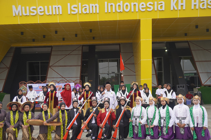 MTsN 9 Jombang di Tanjunganom Kecamatan Diwek punya cara unik memperingati Hari Pahlawan Nasional dan mensyukuri gelar pahlawan KH Abdurrahman Wahid (Gus Dur).