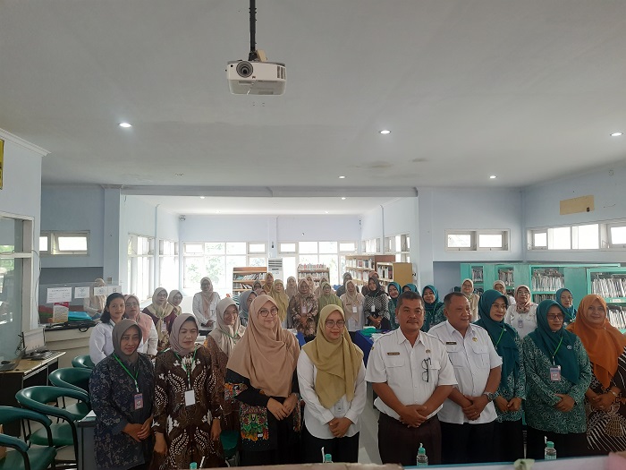 INOVASI: Kepala Dinas Perpustakaan dan Kearsipan Jombang, Thonsom Pranggono,  membuka Bimtek di ruang baca Perpustakaan Mastrip Jombang, Rabu (12/11).