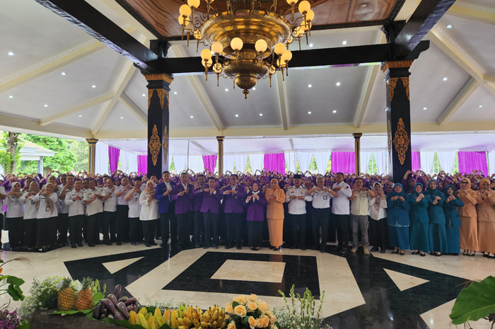 SINERGI: Ketua Tim Pembina Posyandu Kabupaten Jombang, Yuliati Nugrahani Warsubi, bersama seluruh tim pembina kecamatan, desa/kelurahan.