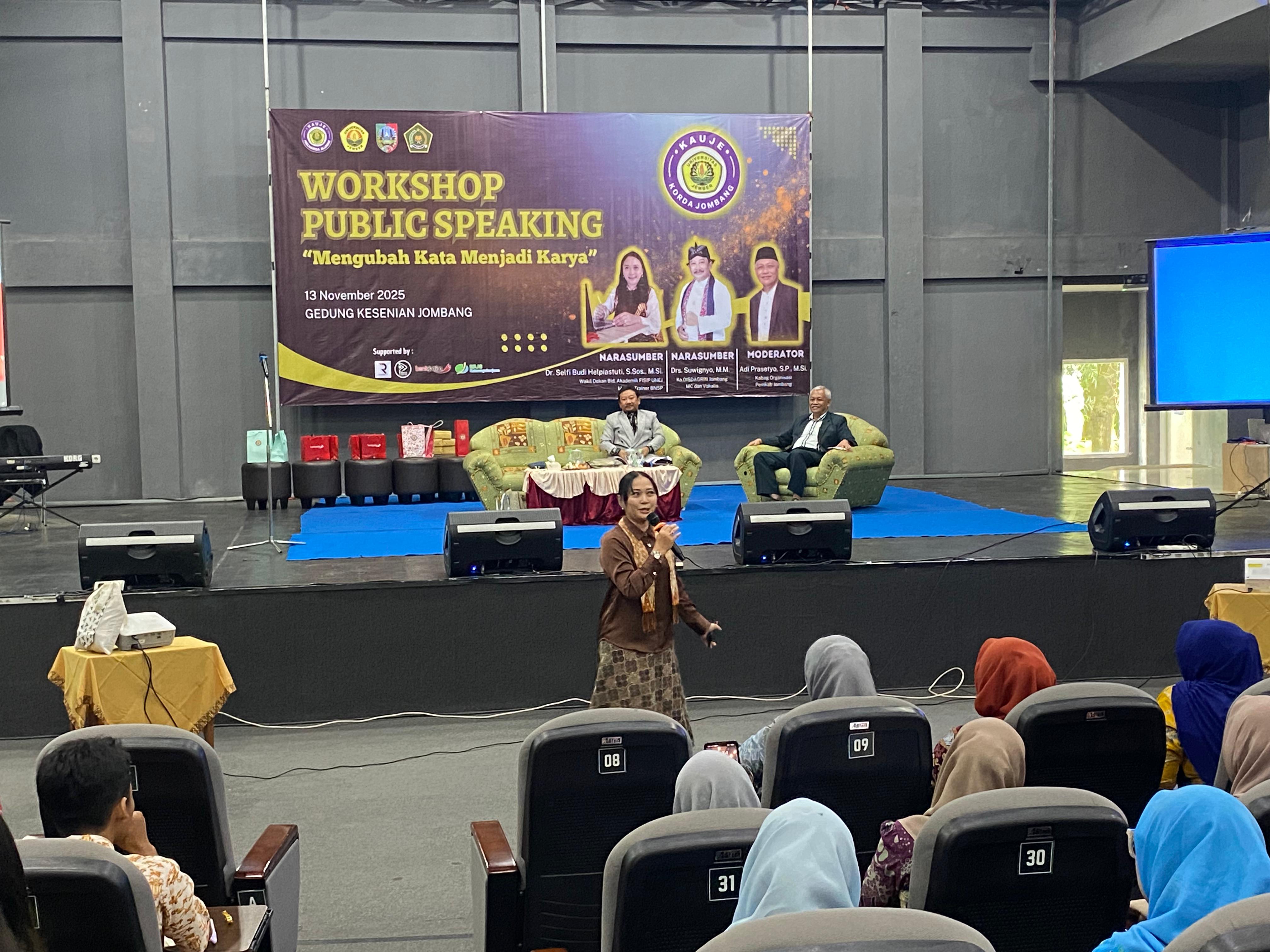 Keluarga Alumni Universitas Jember (KAUJE) Koordinator Daerah (Korda) Jombang menggelar Workshop Public Speaking bertema Mengubah Kata Menjadi Karya, Kamis (13/11), di Gedung Kesenian Jombang.