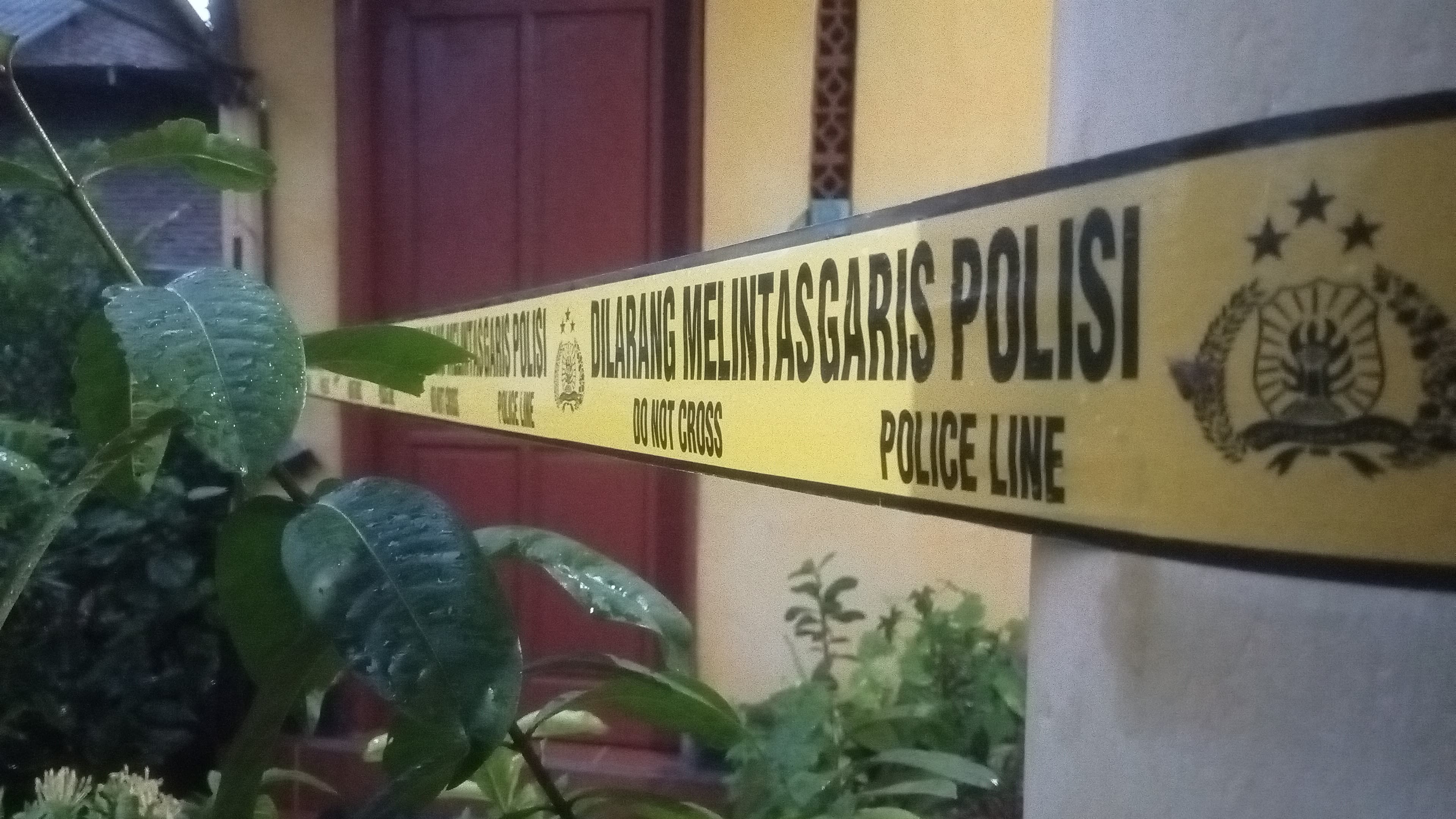 Garis polisi terpasang di rumah tempat ditemukannya lansia yang sudah membusuk