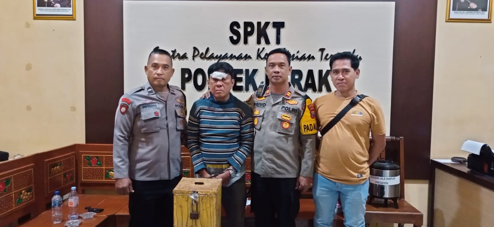 pria asal Mojokerto yang diduga pelakunya nyaris menjadi bulan-bulanan massa setelah dipergoki warga tengah mencongkel kotak amal di halaman Masjid Al-Murtadho, Rabu (12/11/2025) siang