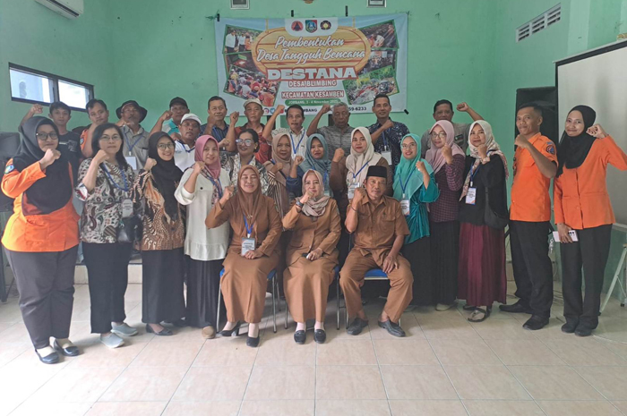 SINERGI BERSAMA: Kepala Desa Blimbing Muji Alipah bersama anggota Destana Desa Blimbing dan BPBD Jombang.