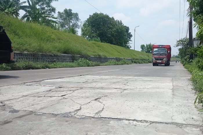 Kondisi jalan kabupaten ruas Kasemen&ndash;Gudo di Dusun Kasemen, Desa Wangkalkepuh, Kecamatan Gudo, kembali rusak.