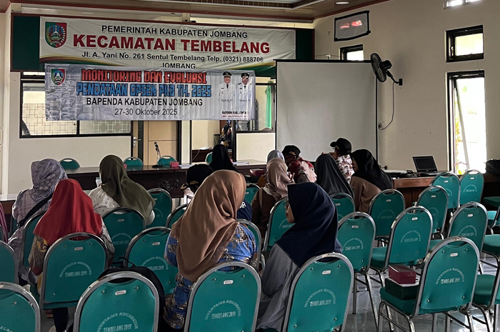 SERIUS: Tim Bapenda menggelar monev di empat kecamatan Oktober lalu.