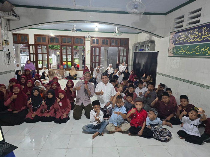 TELADAN: Wakil Ketua DPRD Jombang, HM Syarif Hidayatullah ST MMT (Gus Sentot) dan pendongeng Kak Zaki saat safari cerita islami di&nbsp; TPQ Al Karim Tebuireng Selatan Diwek, Rabu (12/11).  &nbsp;