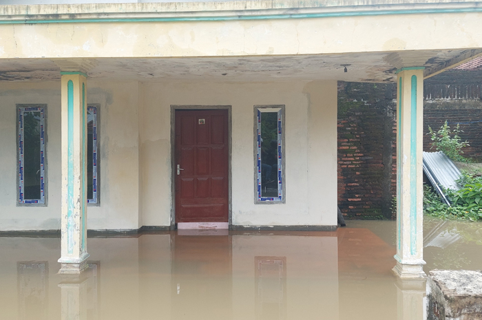 Hujan deras yang mengguyur wilayah Jombang beberapa hari terakhir memicu banjir di Dusun Sambigelar, Desa Pojokkulon, Kecamatan Kesamben.