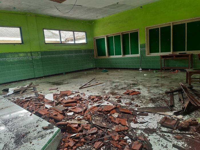 TIDAK LAYAK: Siswa SDN Plosogenuk 1 Kecamatan Perak belajar di tempat parkir, kemarin.  &nbsp;