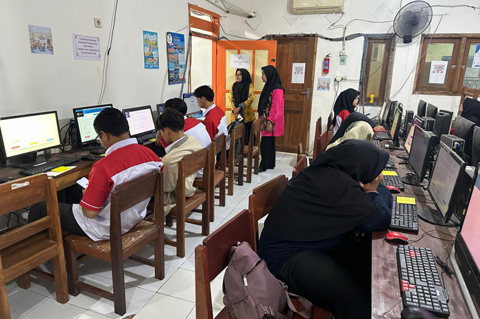 SERIUS: &nbsp;Siswa PKBM Budi Utomo Perak mengikuti TKA, Sabtu (8/11).  &nbsp;