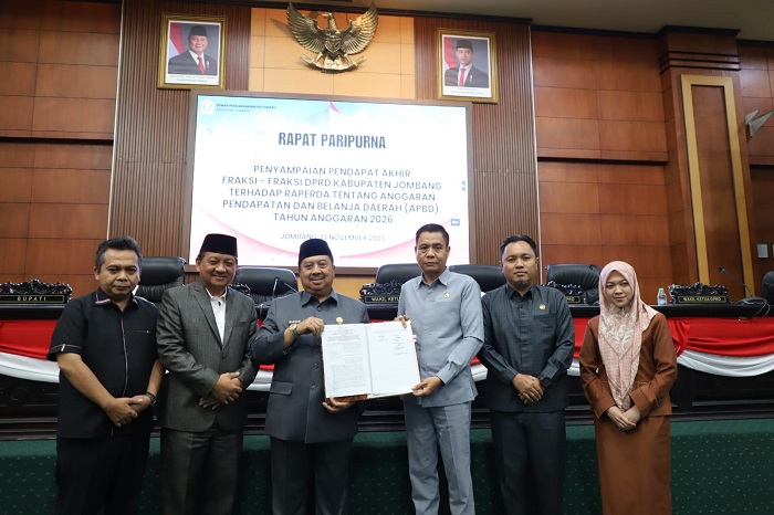 SAH: Bupati Warsubi dan Ketua DPRD Hadi Atmaji menunjukkan R-APBD 2026 yang disahkan menjadi perda pada paripurna di DPRD Jombang, kemarin.  &nbsp;