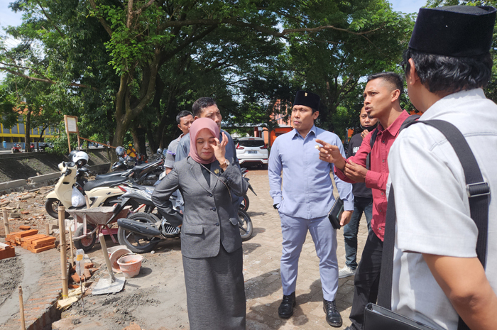 PANTAU: Komisi C DPRD Jombang melakukan sidak proyek jembatan gedung kesenian  &nbsp;  &nbsp;