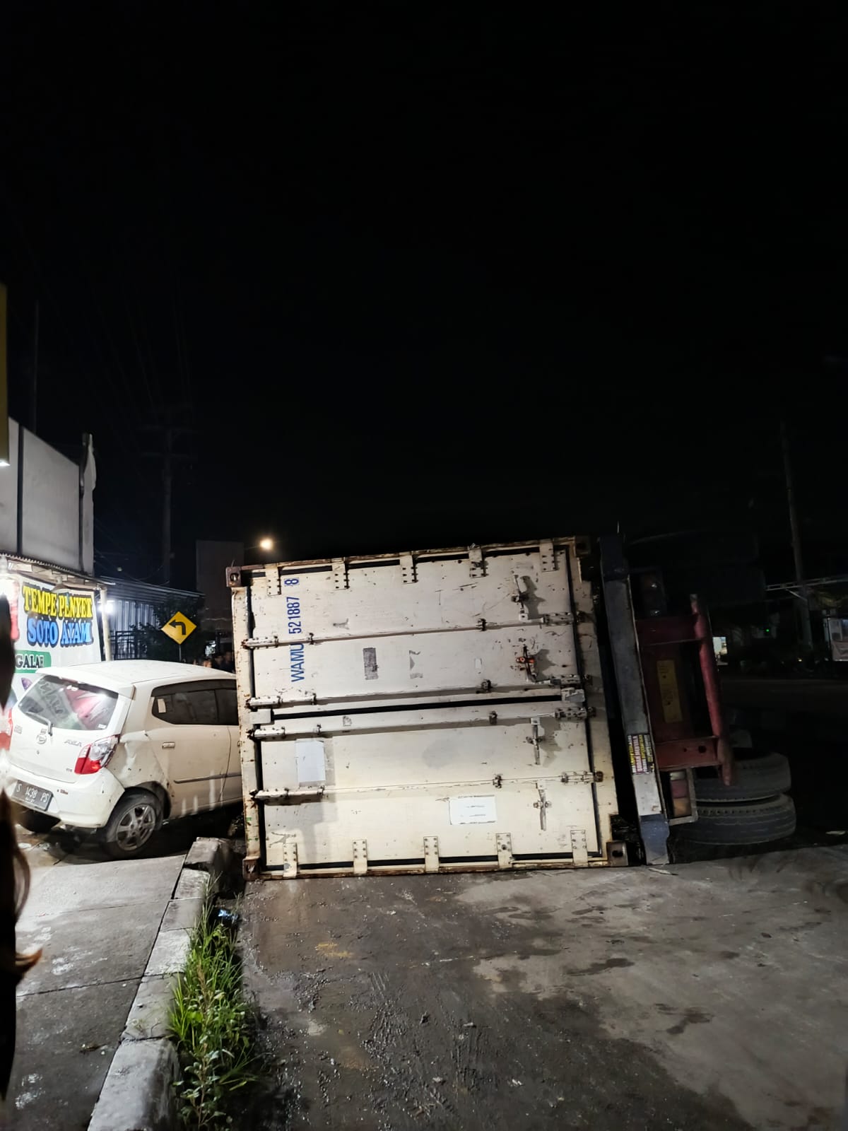 Sebuah truk kontainer terguling di Jalur Provinsi Jombang-Ploso.