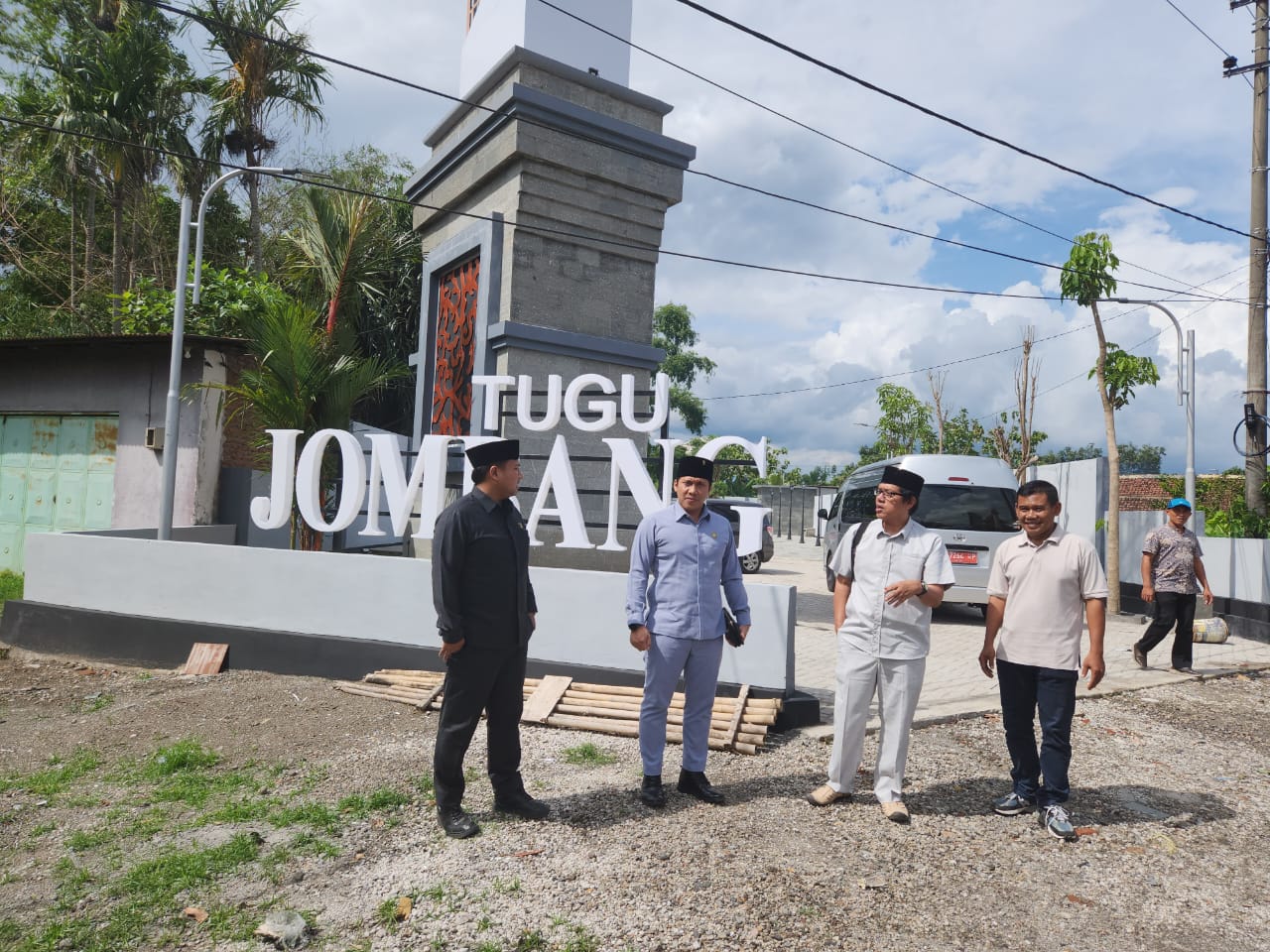 Komisi C DPRD Kabupaten Jombang melakukan inspeksi mendadak (sidak) terhadap proyek pembangunan tugu batas Jombang di Desa Gondangmanis, Kecamatan Bandarkedungmulyo.