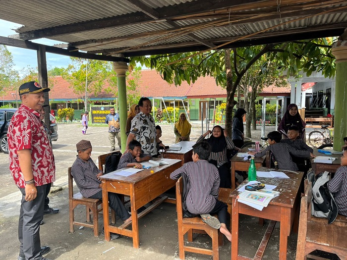 &nbsp;  PEDULI: Sekdakab Jombang Agus Purnomo memantau KBM di SDN Plosogenuk 1 Kecamatan Perak, (6/11).